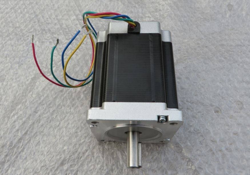 多臺步進電機可以用一個驅動器控制嗎？